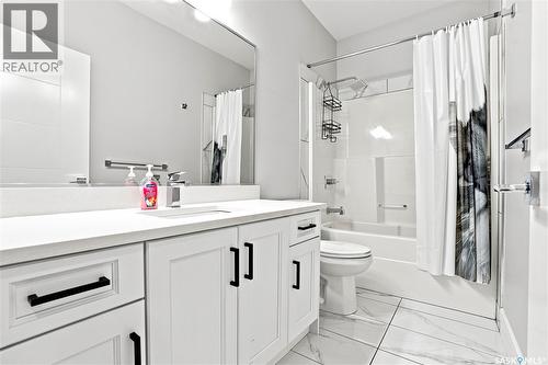 670 Fast Crescent, Saskatoon, SK - Indoor Photo Showing Bathroom
