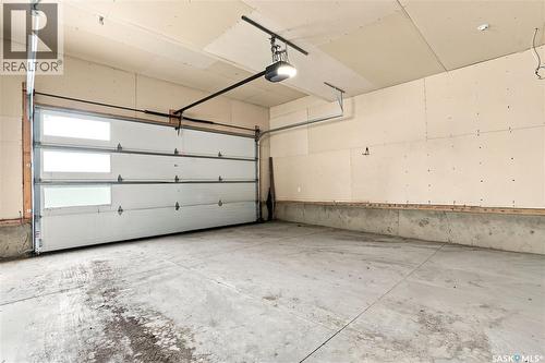 670 Fast Crescent, Saskatoon, SK - Indoor Photo Showing Garage