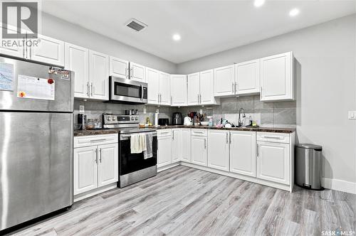 670 Fast Crescent, Saskatoon, SK - Indoor Photo Showing Kitchen With Stainless Steel Kitchen
