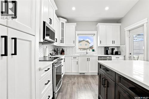 670 Fast Crescent, Saskatoon, SK - Indoor Photo Showing Kitchen With Upgraded Kitchen