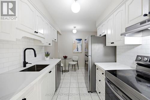 32 - 80 Dundalk Drive, Toronto, ON - Indoor Photo Showing Kitchen