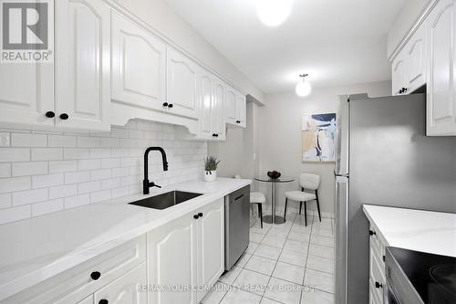 32 - 80 Dundalk Drive, Toronto, ON - Indoor Photo Showing Kitchen With Upgraded Kitchen
