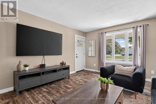 304 Eliza Street, Wellington North, ON - Indoor Photo Showing Living Room