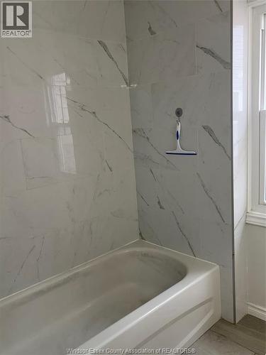 984 Ellrose, Windsor, ON - Indoor Photo Showing Bathroom