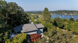 3656 Cadboro Bay Rd Oak Bay, BC V8R 5K8
