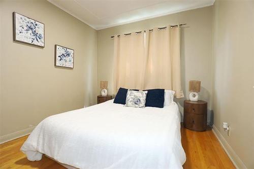 31 Moore Ave, Winnipeg, MB - Indoor Photo Showing Bedroom