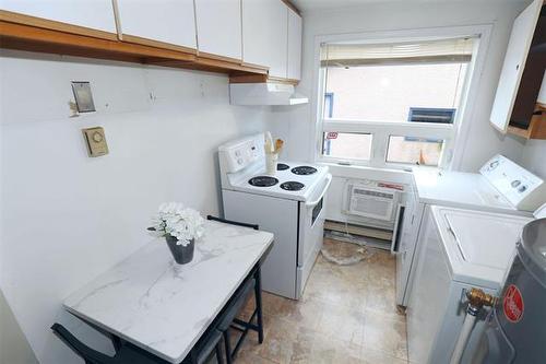 31 Moore Ave, Winnipeg, MB - Indoor Photo Showing Laundry Room