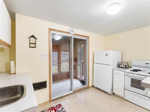 28 Lakeview Dr, Alexander, MB - Indoor Photo Showing Kitchen