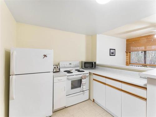 28 Lakeview Dr, Alexander, MB - Indoor Photo Showing Kitchen