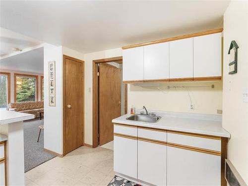 28 Lakeview Dr, Alexander, MB - Indoor Photo Showing Kitchen