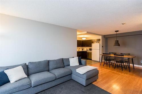 1107-650 Kenaston Blvd, Winnipeg, MB - Indoor Photo Showing Living Room