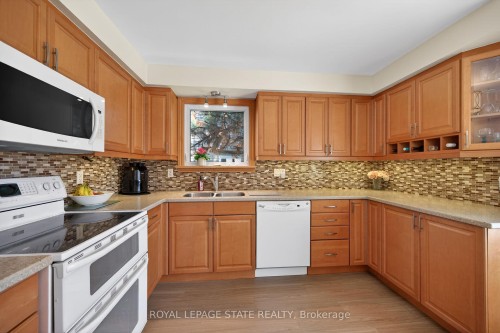 621 Tomahawk Crescent, Hamilton, ON - Indoor Photo Showing Kitchen With Double Sink