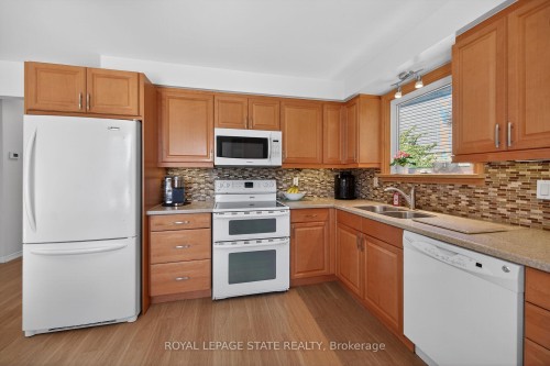 621 Tomahawk Crescent, Hamilton, ON - Indoor Photo Showing Kitchen With Double Sink