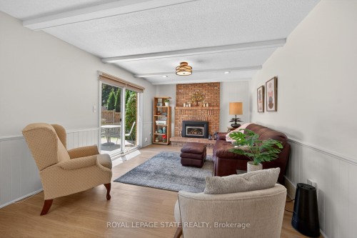 621 Tomahawk Crescent, Hamilton, ON - Indoor Photo Showing Living Room With Fireplace