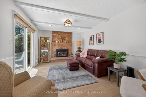 621 Tomahawk Crescent, Hamilton, ON - Indoor Photo Showing Living Room With Fireplace