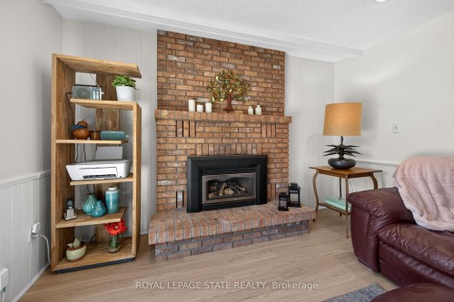 621 Tomahawk Crescent, Hamilton, ON - Indoor Photo Showing Living Room With Fireplace