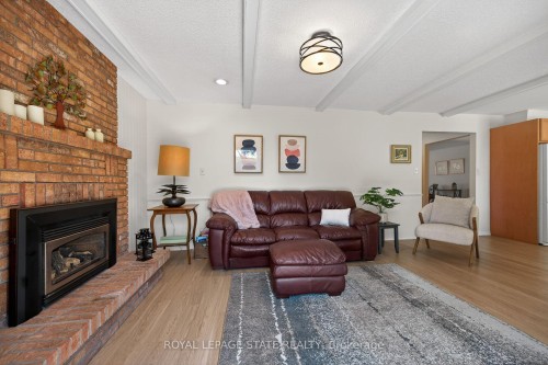 621 Tomahawk Crescent, Hamilton, ON - Indoor Photo Showing Living Room With Fireplace
