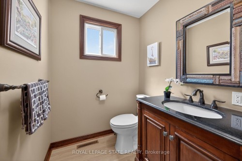 621 Tomahawk Crescent, Hamilton, ON - Indoor Photo Showing Bathroom