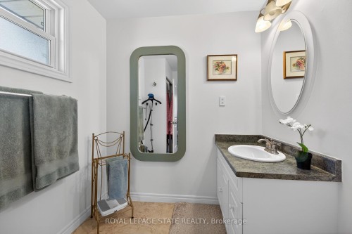 621 Tomahawk Crescent, Hamilton, ON - Indoor Photo Showing Bathroom