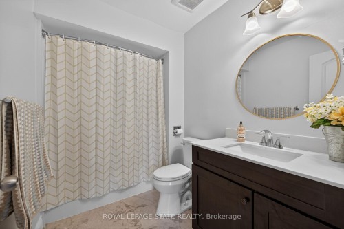 621 Tomahawk Crescent, Hamilton, ON - Indoor Photo Showing Bathroom