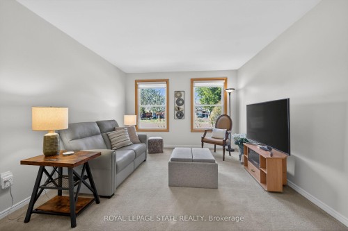 621 Tomahawk Crescent, Hamilton, ON - Indoor Photo Showing Living Room