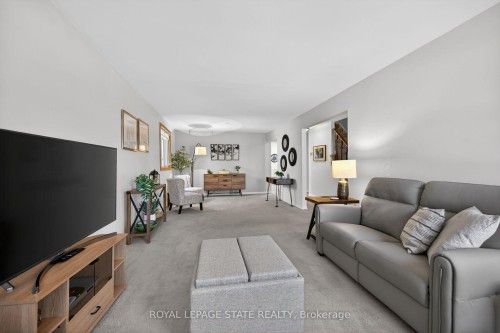 621 Tomahawk Crescent, Hamilton, ON - Indoor Photo Showing Living Room