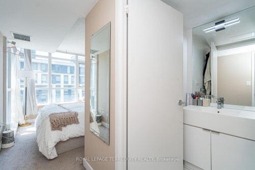 610-151 Dan Leckie Way, Toronto, ON - Indoor Photo Showing Bathroom