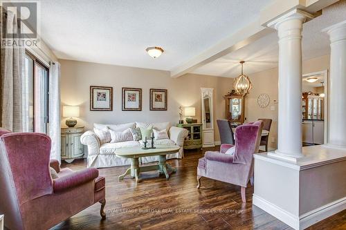 4 Edgewater Drive, Hamilton, ON - Indoor Photo Showing Living Room