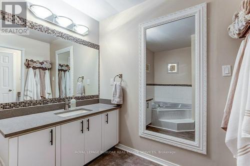 4 Edgewater Drive, Hamilton, ON - Indoor Photo Showing Bathroom