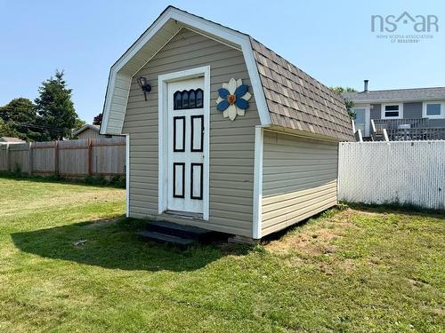 20 Dickey Street, Amherst, NS - Outdoor