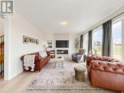 98 Golden Meadows Drive, Otonabee-South Monaghan, ON - Indoor Photo Showing Living Room
