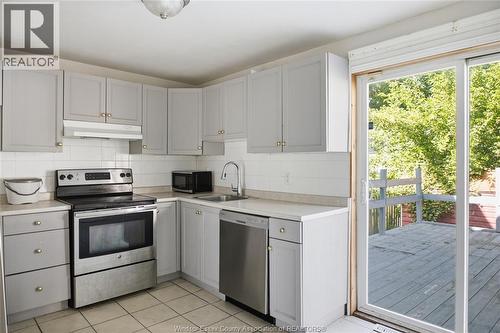 977 Gladstone, Windsor, ON - Indoor Photo Showing Kitchen