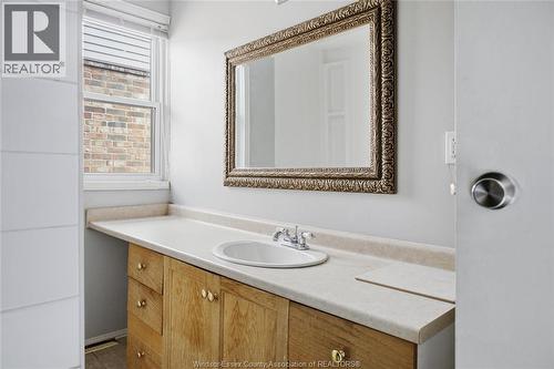 977 Gladstone, Windsor, ON - Indoor Photo Showing Bathroom