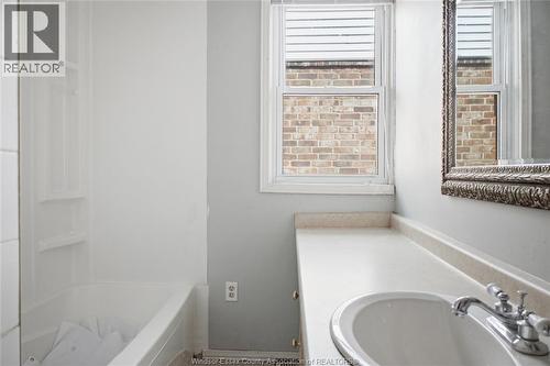 977 Gladstone, Windsor, ON - Indoor Photo Showing Bathroom