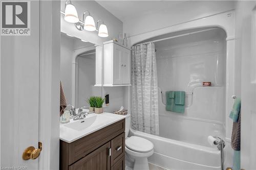 71 Alexander Drive, Brantford, ON - Indoor Photo Showing Bathroom