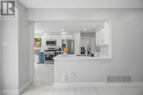 8 Paramount Place, Brampton, ON - Indoor Photo Showing Kitchen