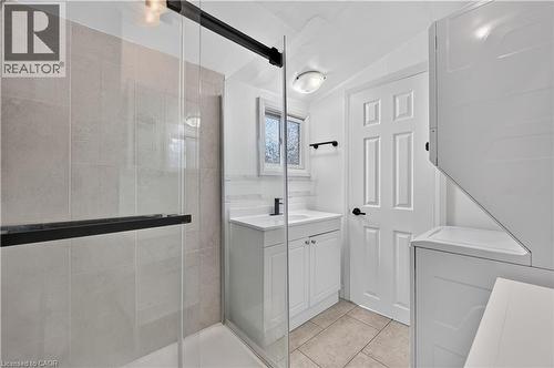332 East Avenue N, Hamilton, ON - Indoor Photo Showing Bathroom