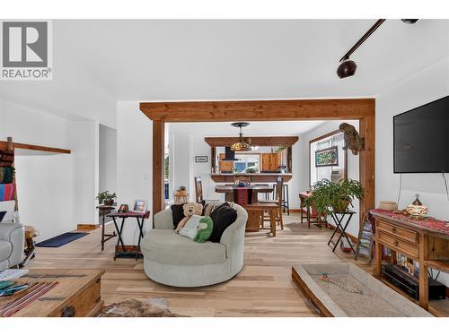 6415 Glendora Way, Coldstream, BC - Indoor Photo Showing Living Room