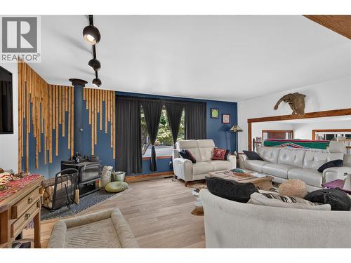 6415 Glendora Way, Coldstream, BC - Indoor Photo Showing Living Room