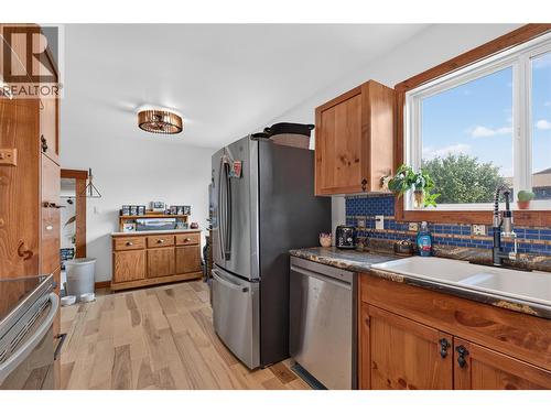 6415 Glendora Way, Coldstream, BC - Indoor Photo Showing Kitchen