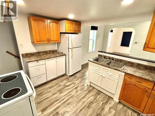 816 I Avenue S, Saskatoon, SK - Indoor Photo Showing Kitchen With Double Sink