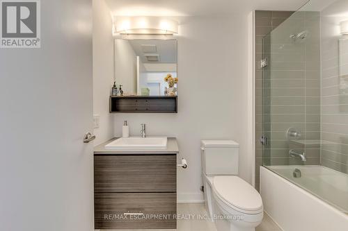 303 - 320 Plains Road E, Burlington, ON - Indoor Photo Showing Bathroom