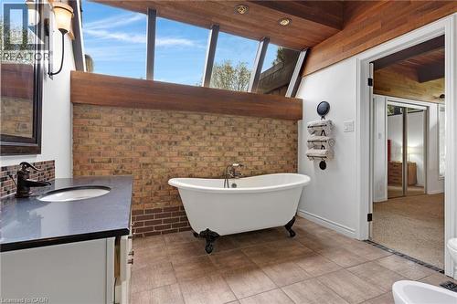 565 Fountain Street S, Cambridge, ON - Indoor Photo Showing Bathroom