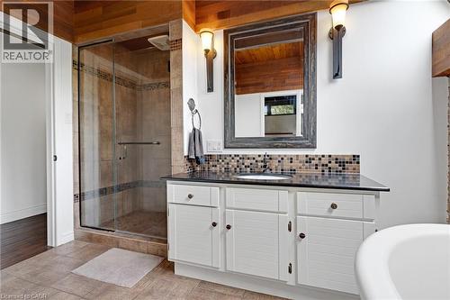 565 Fountain Street S, Cambridge, ON - Indoor Photo Showing Bathroom