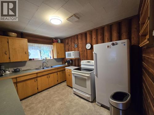 4055 Bailey Road, Valemount, BC - Indoor Photo Showing Kitchen With Double Sink