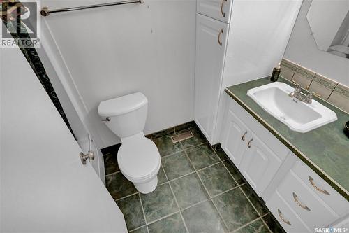 6015 7Th Avenue N, Regina, SK - Indoor Photo Showing Bathroom