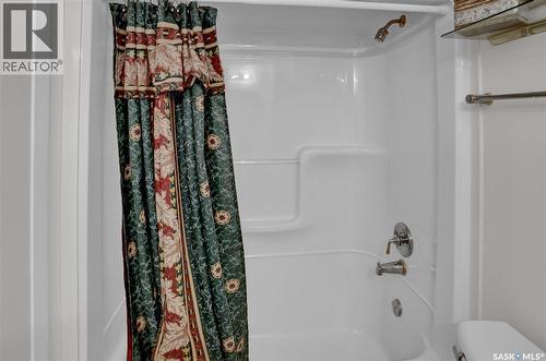 6015 7Th Avenue N, Regina, SK - Indoor Photo Showing Bathroom