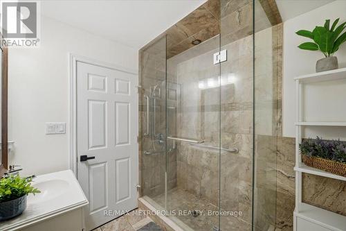 615 Dogwood Lane, Waterloo, ON - Indoor Photo Showing Bathroom