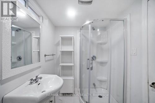 615 Dogwood Lane, Waterloo, ON - Indoor Photo Showing Bathroom