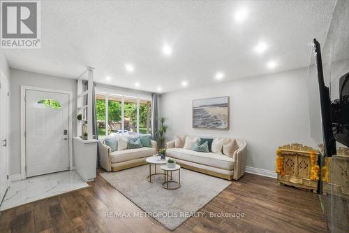 615 Dogwood Lane, Waterloo, ON - Indoor Photo Showing Living Room